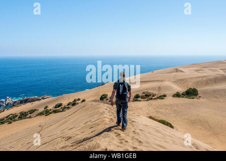 Junge männliche Wanderer gehen an Concon Sanddüne in Vina del Mar, Chile Stockfoto