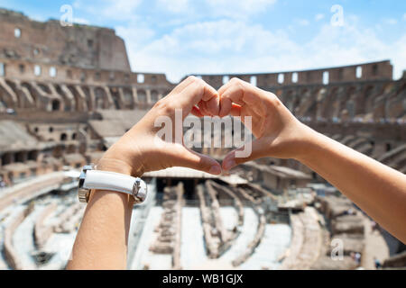 Frau, die Herzform Im Kolosseum, Italien Stockfoto
