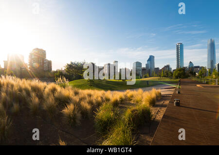 Skyline von Gebäuden und Providencia Vitacura Bezirke vom Parque Bicentenario, Santiago de Chile Stockfoto