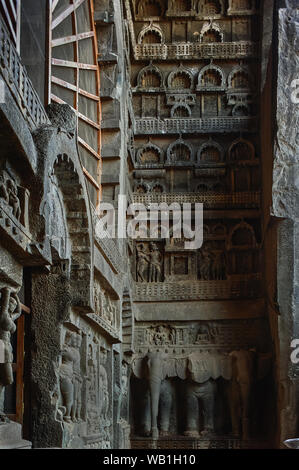 15-Mai-2009 - Carving am Eingang der Chaitya an Karla, Maharashtra, Indien Asien Stockfoto