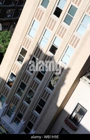 Blick hinunter Blick auf ein Bürogebäude in Midtown Manhattan mit einem Schatten auf der lichtdurchfluteten Gebäude. Stockfoto