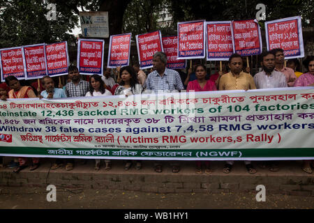 DHAKA, BANGLADESCH - 23. August: Bangladesch kleider Arbeiter protestieren auf 25 falsche Argument gegen RMG-Arbeiter in Dhaka, Bangladesch am 23. August, 2 zurückziehen Stockfoto