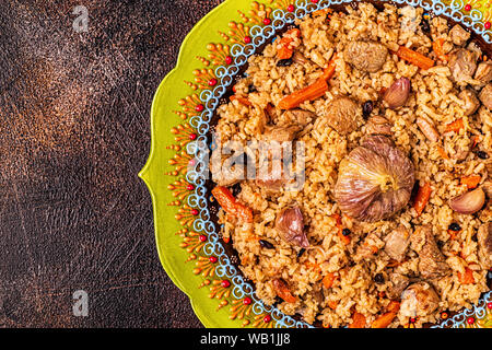 Pilav mit Fleisch, Gemüse und Gewürzen, Ansicht von oben. Stockfoto