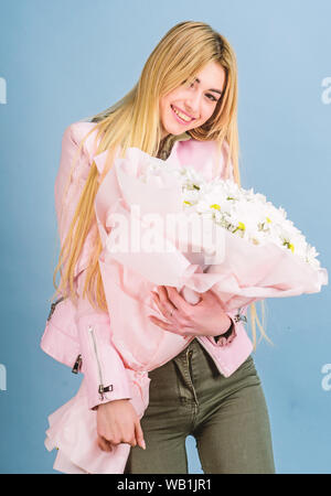 Danke. alles Gute zum Geburtstag. Marguerite. Blumenhändler in Blumenladen. Schöne Frau mit daisy flower bouquet. Tag der Frauen. Hübsches Mädchen. Muttertag. Frühling und Sommer. Schönes Bouquet. Stockfoto