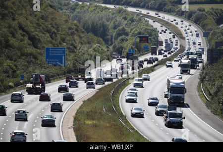 Verkehr macht den Weg entlang der Autobahn M3 in der Nähe von Winchester in Hampshire. Autofahrer werden gedrängt, Bank Holiday getaways bis nach 9 Uhr am Freitag zu schweren Warteschlangen auf populäre touristische Routen vermeiden zu verzögern. Stockfoto