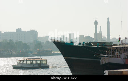 DUBAI, Vereinigte Arabische Emirate-NOVEMBER 13: Schiff in Port Said am 13. November 2012 in Dubai, VAE. Die ältesten kommerziellen Hafen von Dubai Stockfoto