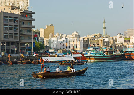 DUBAI, Vereinigte Arabische Emirate-NOVEMBER 13: Schiff in Port Said am 13. November 2012 in Dubai, VAE. Die ältesten kommerziellen Hafen von Dubai Stockfoto