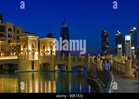 DUBAI, VAE - 13. NOVEMBER: Die Gegend mit Touristen in der Nähe von Burj Khalifa. Es ist der weltweit höchste Hochhaus (Höhe 828 m, 160 Stockwerke) am 13. November 2012 Stockfoto