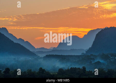 Asien, Südostasien, Laos, Vang Vieng, Sonnenaufgang über Karstgebirge, 30078189 Stockfoto