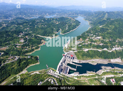 (190823) - Peking, 23.08.2019 (Xinhua) - luftaufnahme am 22 Juli, 2017 zeigt Hanjiang Fluss und Yinghu Reservoir in Ankang, im Nordwesten der chinesischen Provinz Shaanxi. Als land - Provinz Shaanxi gesperrt ist, erstreckt sich das Wassereinzugsgebiet des Yangtze und des Gelben Flusses, die beiden längsten Flüsse in China. Es bietet die wichtigsten Teile der Qinling Mountains, einer der "Hotspots" der Biodiversität weltweit, die Aufteilung der nördlichen gemäßigten Zonen von subtropischen Zonen. In der Zwischenzeit, Shaanxi ist Lebensraum seltener Tiere geschützt. In den vergangenen Jahren in der Provinz Shaanxi fördert die ökologische Entwicklung. Stockfoto