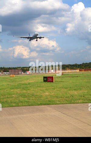 Jet in Gatwick Flughafen zu landen Stockfoto