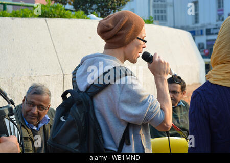 Iskcon Tempel devotees Singen von Liedern zum Lob von Lord Krishna. Stockfoto