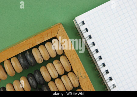 alten Abakus und Notebook auf grünem Hintergrund Stockfoto