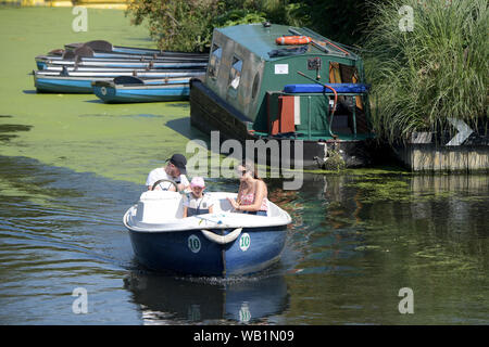 Lee Valley Boot Center Broxbourne Hertfordshire, mit heißem Wetter für den August Bank Holiday Wochenende die Besucher des Lee Valley boot Center e erwartet Stockfoto