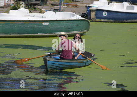 Lee Valley Boot Center Broxbourne Hertfordshire, mit heißem Wetter für den August Bank Holiday Wochenende die Besucher des Lee Valley boot Center e erwartet Stockfoto