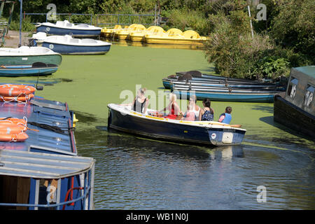 Lee Valley Boot Center Broxbourne Hertfordshire, mit heißem Wetter für den August Bank Holiday Wochenende die Besucher des Lee Valley boot Center e erwartet Stockfoto