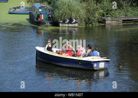 Lee Valley Boot Center Broxbourne Hertfordshire, mit heißem Wetter für den August Bank Holiday Wochenende die Besucher des Lee Valley boot Center e erwartet Stockfoto