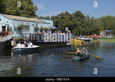 Lee Valley Boot Center Broxbourne Hertfordshire, mit heißem Wetter für den August Bank Holiday Wochenende die Besucher des Lee Valley boot Center e erwartet Stockfoto