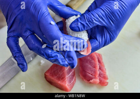 Nahaufnahme der Hände eines Kochs, Sashimi. Stockfoto