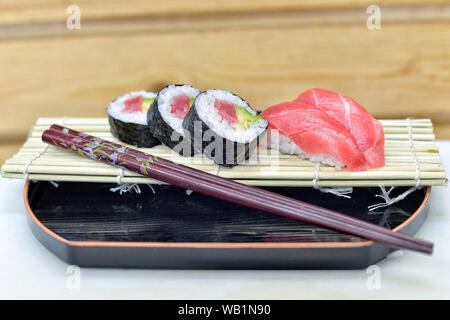 Detail einer Platte mit Sushi und Sashimi. Stockfoto