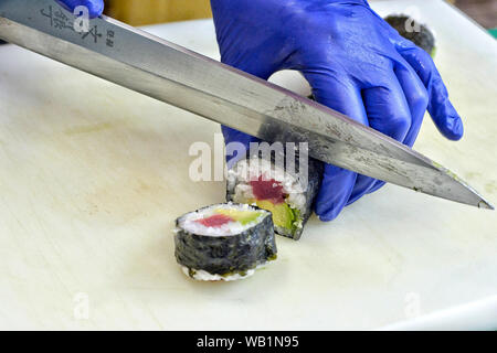 Nahaufnahme der Hände eines Kochs, Sushi. Stockfoto