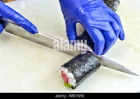 Nahaufnahme der Hände eines Kochs, Sushi. Stockfoto