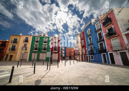 Helle Stadt am Meer, Spanien. Stadtbild mit niedlichen bunten Häusern. Benidorm, Costa Blanca, Provinz Alicante, Valencia, Spanien Stockfoto