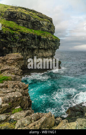 Gjogv Dorf Klippen in Eysturoy Island, Färöer Inseln Stockfoto