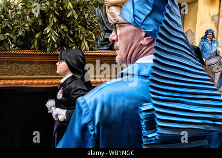 ALCANIZ, Teruel, Spanien - 30. März: Ostern feiern, der Klang der Trommeln in der Region Aragon am 30. März 2018 in Teruel, Spanien gehört werden kann. Stockfoto