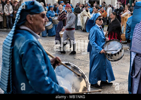 ALCANIZ, Teruel, Spanien - 30. März: Ostern feiern, der Klang der Trommeln in der Region Aragon am 30. März 2018 in Teruel, Spanien gehört werden kann. Stockfoto