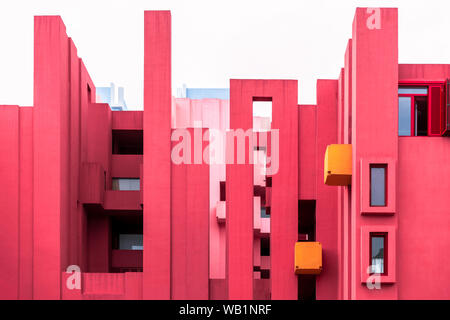 Calp, Costa Blanca, Provinz Alicante, Spanien - 26.04.2019: La Muralla Roja Gebäude, das von der modernen spanischen Architekten Ricardo Bofill Stockfoto