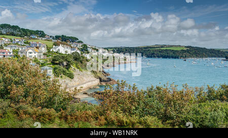 Sehr spät Sommer in Cornwall an der Fowey Regatta nach unten in Richtung der Stadt Gebäude und die Mündung Kai moorings auf einer feinen schönen Tag. Stockfoto