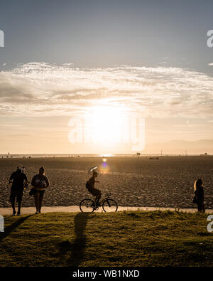 LOS ANGELES, USA - 03. AUGUST 2019: Radfahrer am Venice Beach bei Sonnenuntergang im Sommer in Los Angeles USA Stockfoto