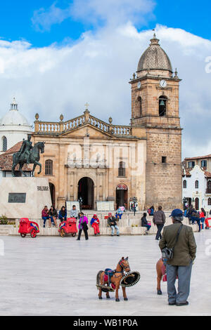 TUNJA, KOLUMBIEN - AUGUST, 2019: die Basilika von St. Jakobus der Apostel und Bolivar Square in Tunja Downtown Stockfoto