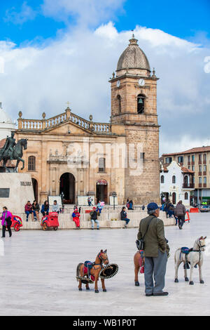 TUNJA, KOLUMBIEN - AUGUST, 2019: Ältere männliche traditionelle Fotograf bei Bolivar Square in Tunja Downtown Stockfoto