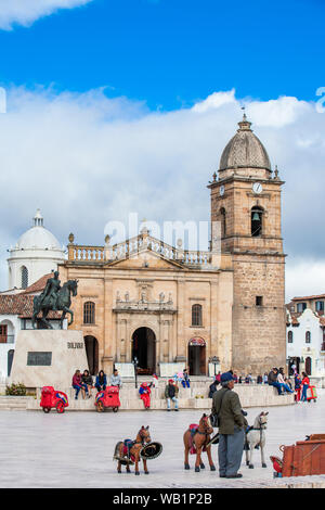 TUNJA, KOLUMBIEN - AUGUST, 2019: Ältere männliche traditionelle Fotograf bei Bolivar Square in Tunja Downtown Stockfoto