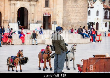 TUNJA, KOLUMBIEN - AUGUST, 2019: Ältere männliche traditionelle Fotograf bei Bolivar Square in Tunja Downtown Stockfoto