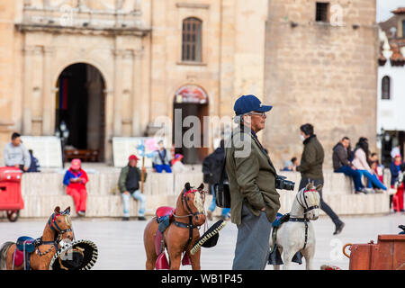 TUNJA, KOLUMBIEN - AUGUST, 2019: Ältere männliche traditionelle Fotograf bei Bolivar Square in Tunja Downtown Stockfoto