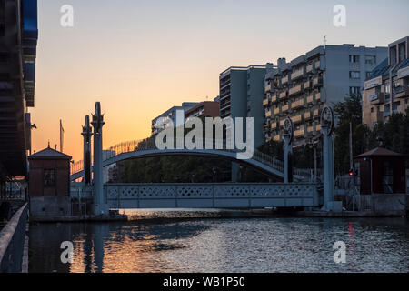 PARIS, FRANKREICH - 03. AUGUST 2018: Brücke über den Canal Saint-Martin im Morgengrauen Stockfoto