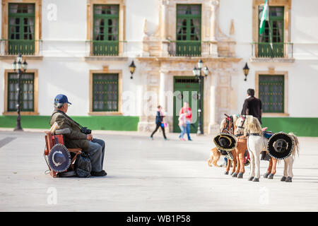 TUNJA, KOLUMBIEN - AUGUST, 2019: Ältere männliche traditionelle Fotograf bei Bolivar Square in Tunja Downtown Stockfoto