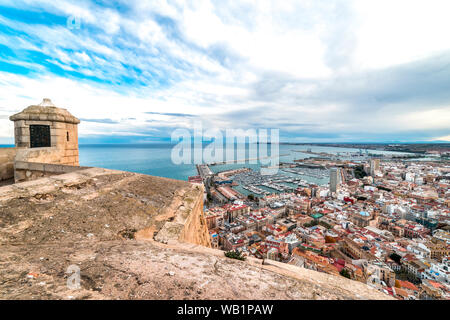 Die Landschaft des Badeortes Stadt Alicante von den Mauern der Burg Santa Bárbara, Spanien, April 2019 Stockfoto