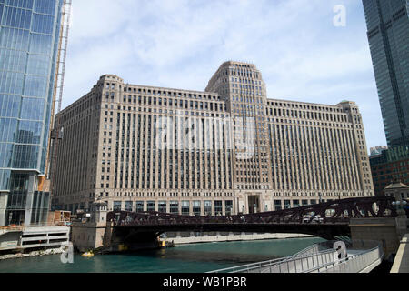 Merchandise Mart Gebäude und Franklin Street Klappbrücke über den Chicago River Chicago Illinois Vereinigte Staaten von Amerika Stockfoto