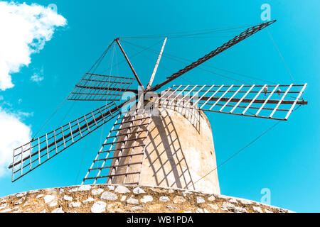 Traditionell Mühle auf einer klaren sonnigen Tag, Palma de Mallorca, Spanien, April 2019 Stockfoto