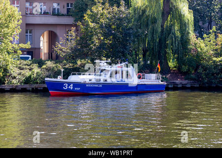 Berlin, Deutschland. 23 Aug, 2019. Ein polizeiboot kann auf der Holsteiner ufer an der Spree zu sehen. Credit: Christoph Soeder/dpa/Alamy leben Nachrichten Stockfoto