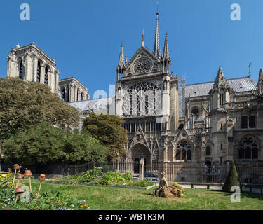 PARIS, FRANKREICH - 03. AUGUST 2018: Die Rückseite der Kathedrale Notre-Dame vor dem Brand im Jahr 2019 Stockfoto