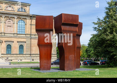 "Buscando la Luz" (1997) von Spanischen baskischen Bildhauers Eduardo Chillida außerhalb der Alten Pinakothek, München, Bayern, Deutschland. Stockfoto