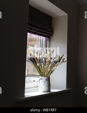 Eine getrocknete Blume Anordnung in natürlichem Licht auf dem Fensterbrett. Stockfoto