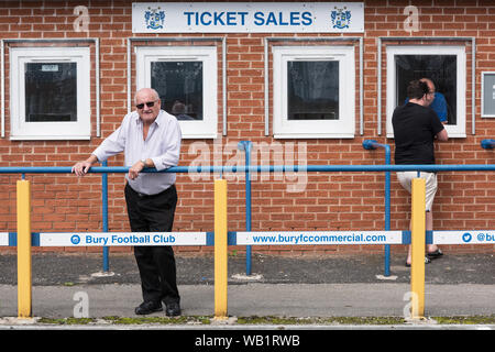 Bury, Lancashire. UK. 23. August 2019. Fans von Bury FC haben ihren Weg zu Gigg Weg heute Morgen, in der Hoffnung, vor dem Aussterben gerettet zu werden. Die unpopuläre Vorsitzender des Club, Steve Dale, hat bis 24:00 Uhr Vertreibung aus der englischen Fußball-Liga zu vermeiden. Stockfoto