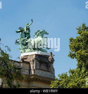 PARIS, FRANKREICH - 03. AUGUST 2018: Quadriga Statue (vier Pferdewagen) im Grand Palais. Der Triumph der Harmonie über die Zwietracht darstellt Stockfoto