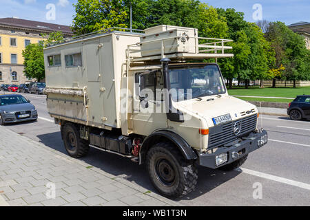 Ein Mercedes-Benz Unimog Off-Road-Fahrzeug in München geparkt. Stockfoto